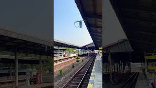 Cirebon Indah! Suasana di peron stasiun cirebon kejaksan #cirebon #kereta #travel #cityvibes