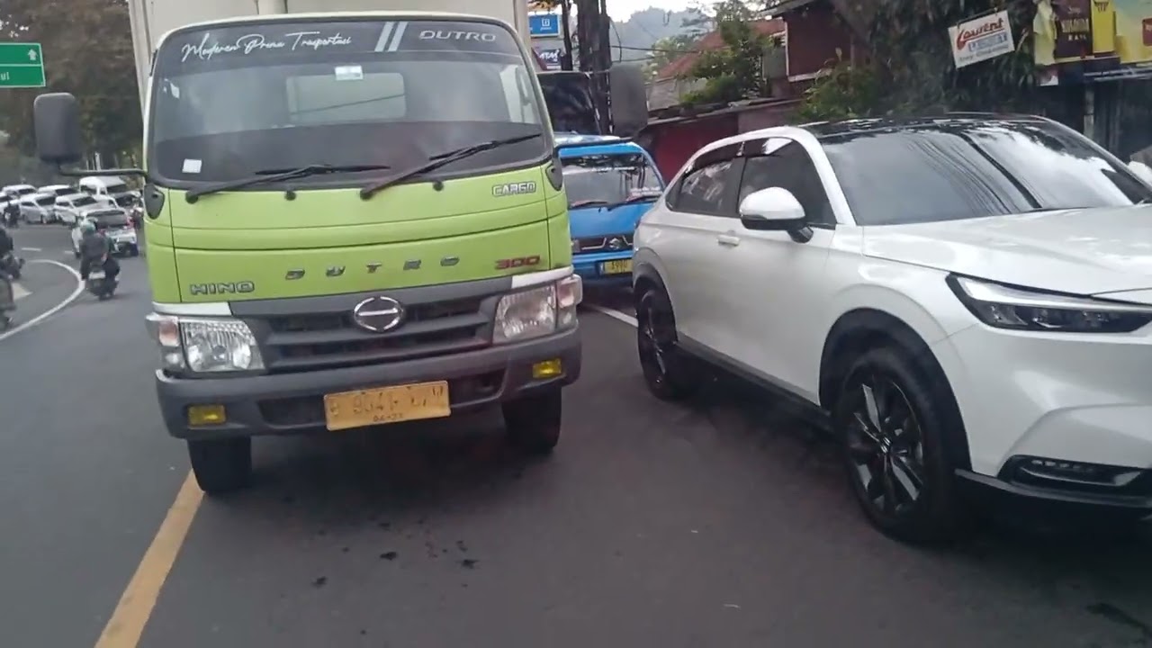 Macet singkat masih dijalur puncak cisarua bogor (Daihatsu xenia) 