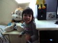 niña rusher intentando cantar 24/seven de big time rush