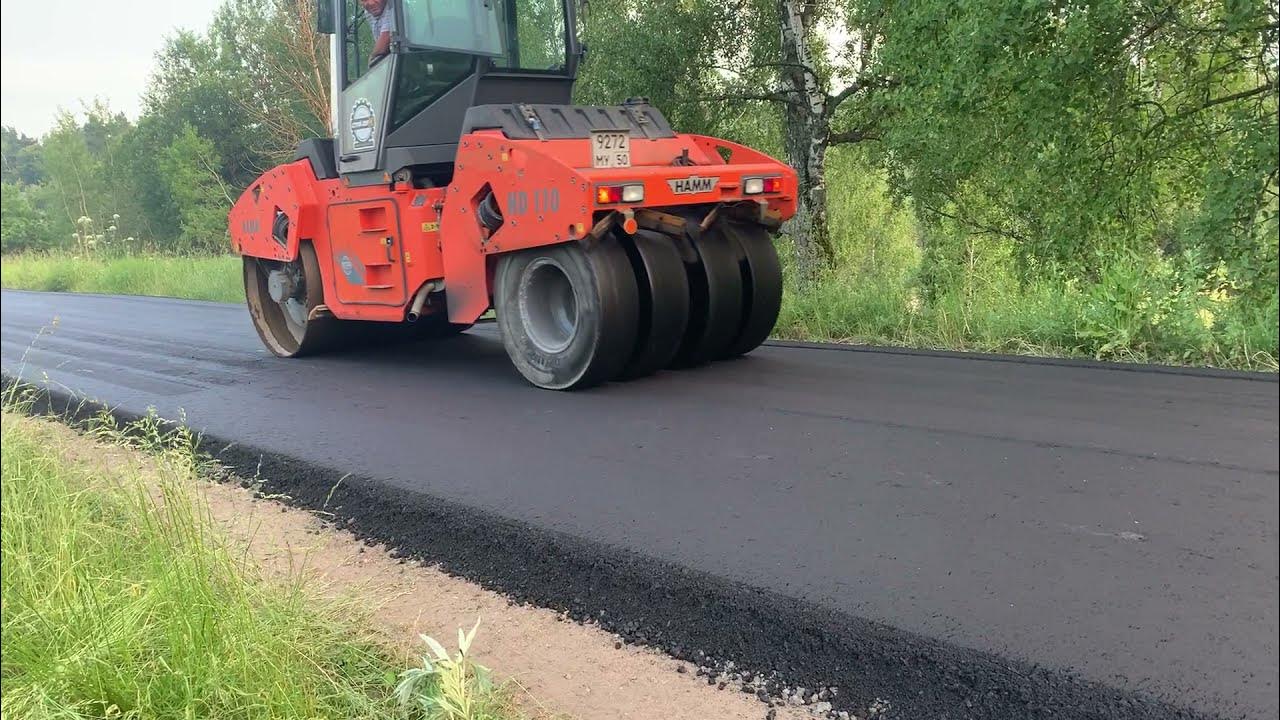 Каток катает асфальт