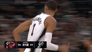 Victor Wembanyama proves that he can hit alley-oop dunks almost without jumping vs Heat