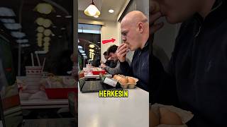 Herkes restoranda yemek yerken bakın bu adam ne yapıyor! 😳