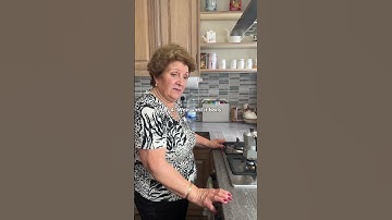 How Nonna makes espresso ☕️ using a caffettiera (moka pot)