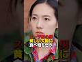貧しい夫婦に近づくスーツ姿の乞食