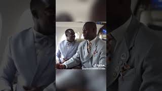 el líder soltando códigos desde su jet privado 🏃🏃