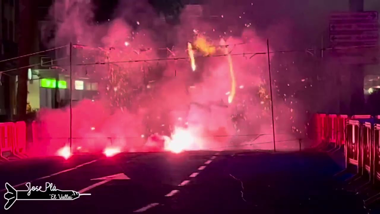 Mascletá nocturna a Torrent de Hermanos Caballer Pirotécnicos 1-12-23