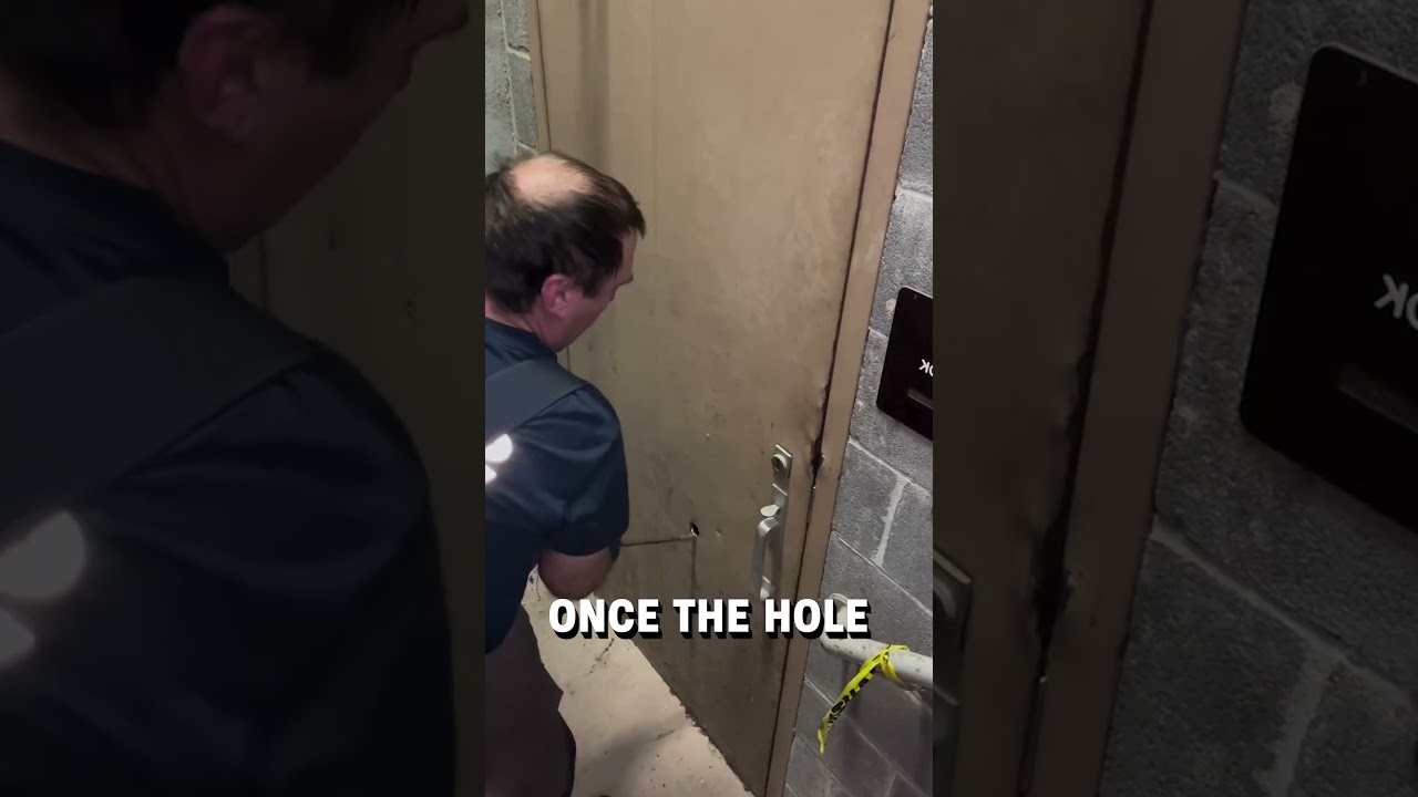 Firefighters break open locked door! 🧑‍🚒🔨  -  🎥 payeurg