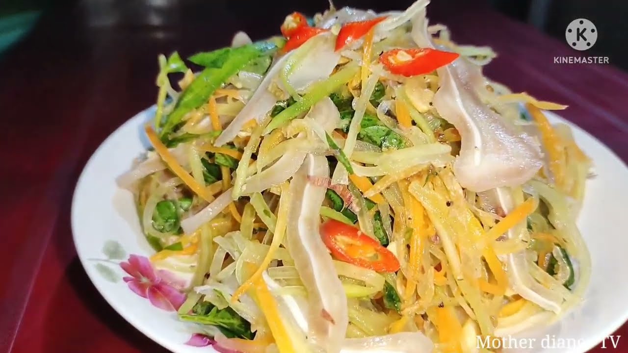 Food is everyone's favorite in Vietnam. Green papaya salad with pig ears, very delicious, 😋