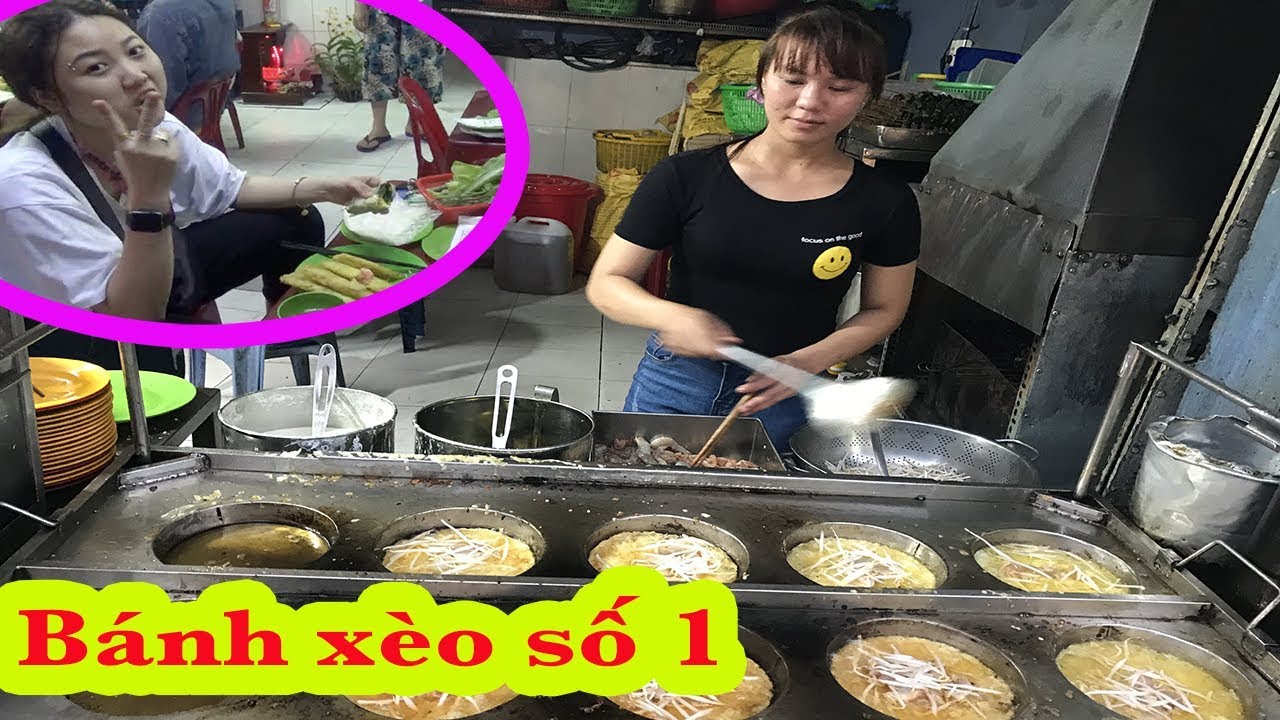 Mưa Sài Gòn ăn bánh xèo chỗ này là số 1 | khách đội mua xếp hàng chờ mua bánh xèo