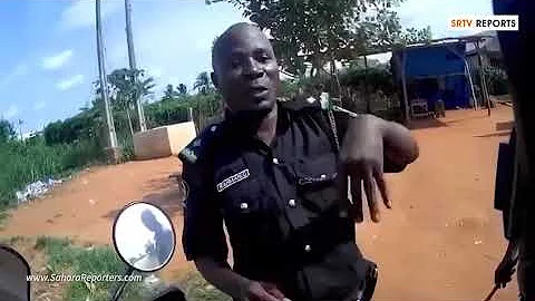 Bribe-seeking Nigeria Police Officers Harass Foreigner On Major Highway