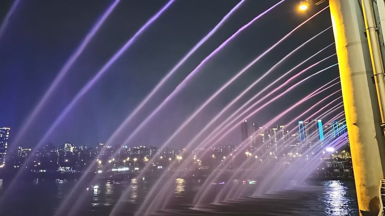 【韓国旅行】バンポ漢江公園のレインボー噴水映像及び簡単な情報を配信、あまりにも綺麗すぎて編集せずに載せます。 - YouTube