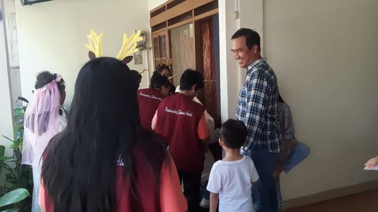 Tiga Raja Majus memberi tanda di rumah Yovita dan Nikolas