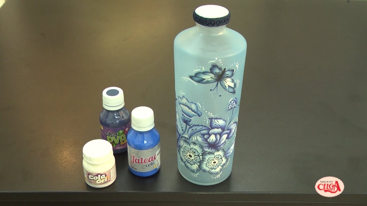 Alciana Rossi ensina usar jateado e decorar uma garrafa com produtos Glitter.