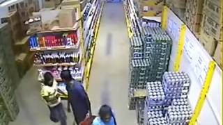 Mulher Rouba Mercado E Esconde Bebidas Embaixo Da Saia