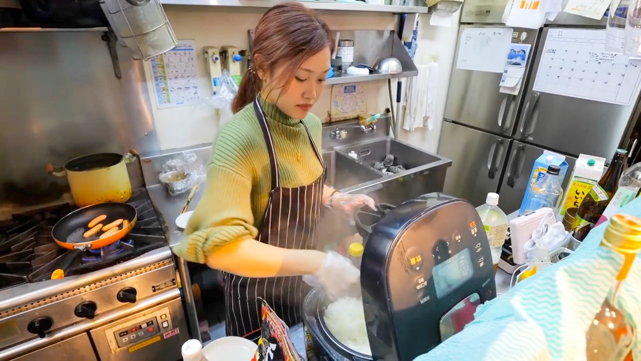 A Look Inside the Morning Onigiri Shop Run by a Trendy Gyaru!