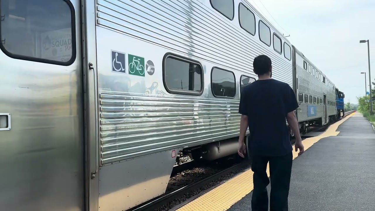 METX 506 leads an outbound Metra train at Lake Cook Road Station