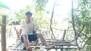 Cuong goes to make a bamboo house and eats sticky rice