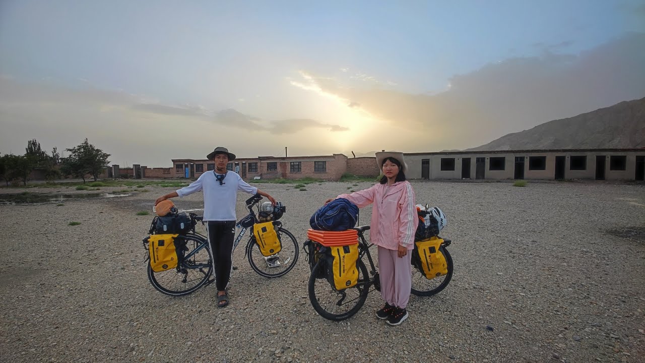 带着媳妇骑行宁夏，来到石嘴山看美丽星海湖，晚上野外露营做饭吃
