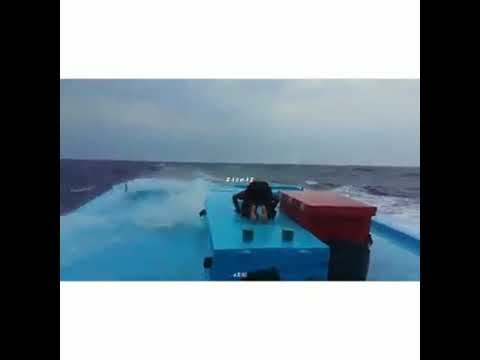 سبحان الله بين السماء و الماء لم ينسى صلاته ❤️