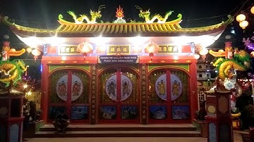 pemandangan kota singkawang 2019 vihara tridharma bumi raya pada waktu malam imlek