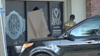FBI executes search warrant at Jacksonville jewelry store; man seen taken away in handcuffs
