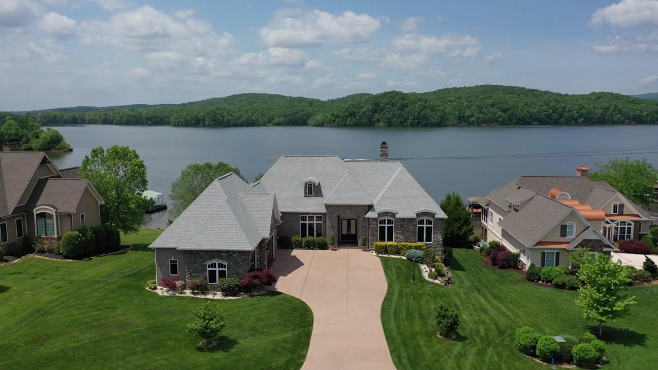 Watts Bar Lake luxury at 524 Pointe Vista Dr