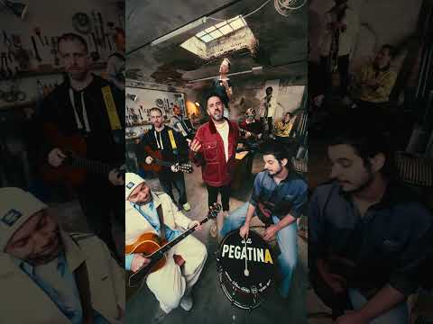La Pegatina - Todo el mundo pregunta por ti (Video Oficial)