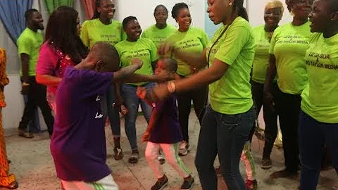 Liz Da Silva's Brother, Kids & Workers show off their shaku shaku dance skills her New Boutique