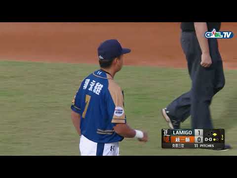 04/15 Lamigo vs 統一 一局下，吳桀睿擊出三壘反彈球傳二壘封殺陳傑憲，郭永維策動雙殺失敗，打者上壘