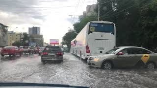 Новосибирск сильный ливень 04.08.2023года. Затопило улицу Титова, воды по капот)