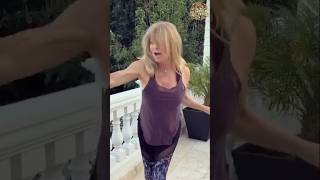 Goldie Hawn vibing to “Dance Monkey” 💃✨ #kurtrussell #antesedepois #dance