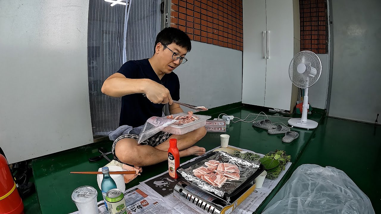 옥탑방에 적응해 가는 중년의 삶