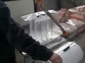 Упаковка бутылок воды в пленку Термоусадочная машина