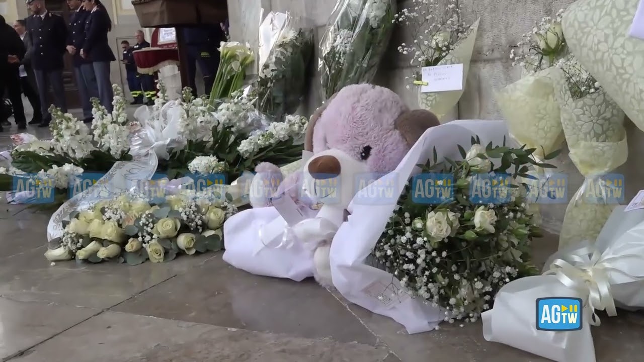Funerali Domenico, biglietti peluche e una corona del Napoli in ricordo del bimbo