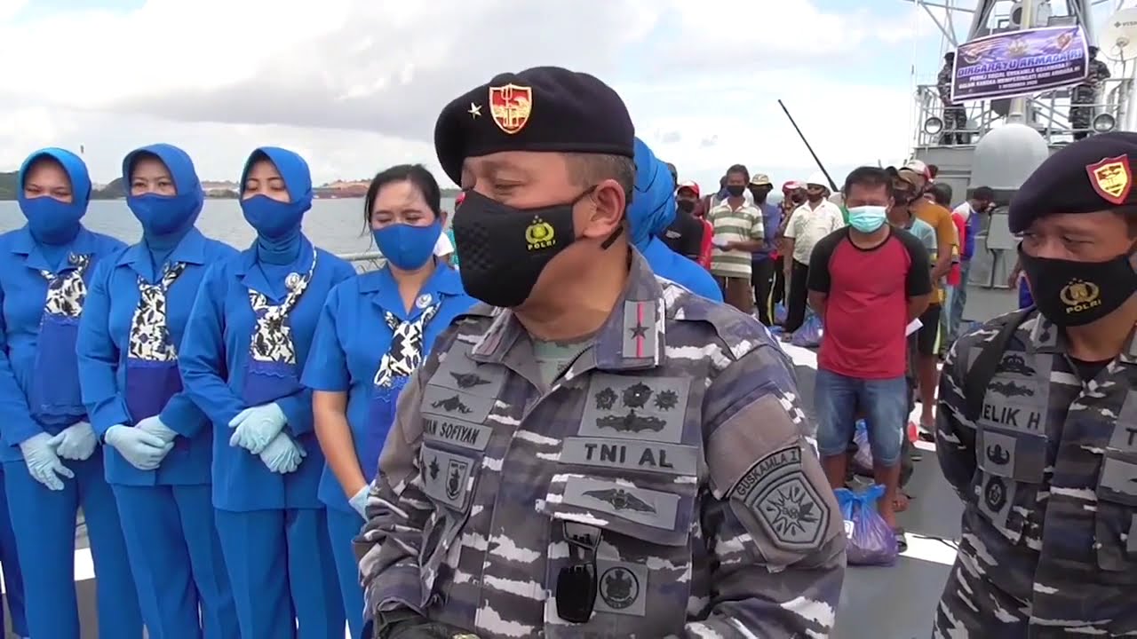 TNI AL bagikan ratusan paket sembako kepada nelayan Pulau Ngenang - YouTube