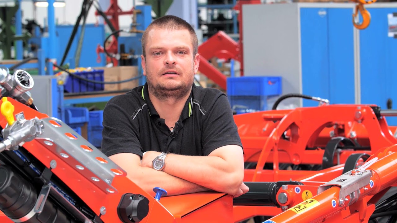 Práce v Agrostroji Pelhřimov Pracovník montáže