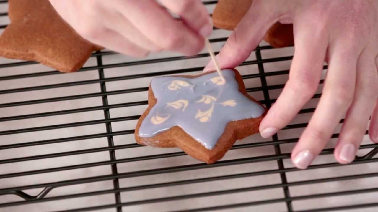 How to Make an Icing Recipe Using Natural Dyes