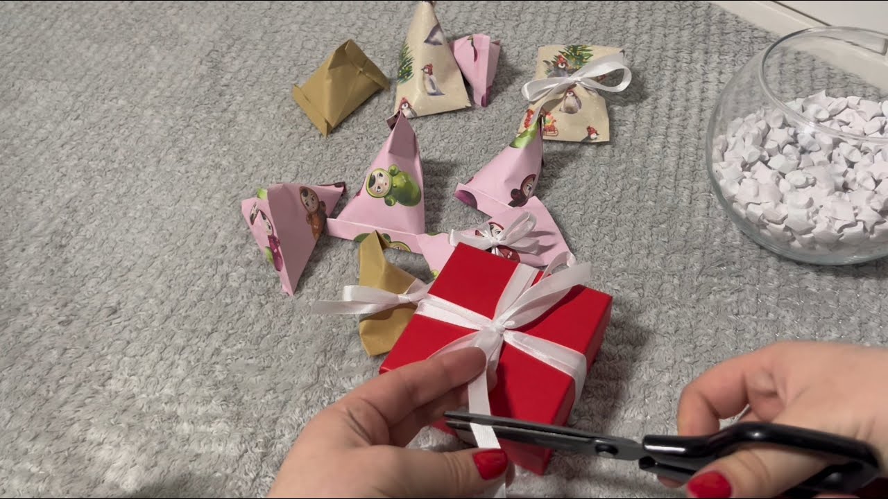 ASMR упаковка новогодних подарков 🎠 | шепот и шуршащие триггеры 😴