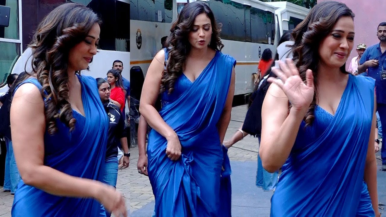 Can't Believe She Is 43 🔥 Shweta Tiwari Slaying In Blue Satin Saree Looks Younger Then Daughter