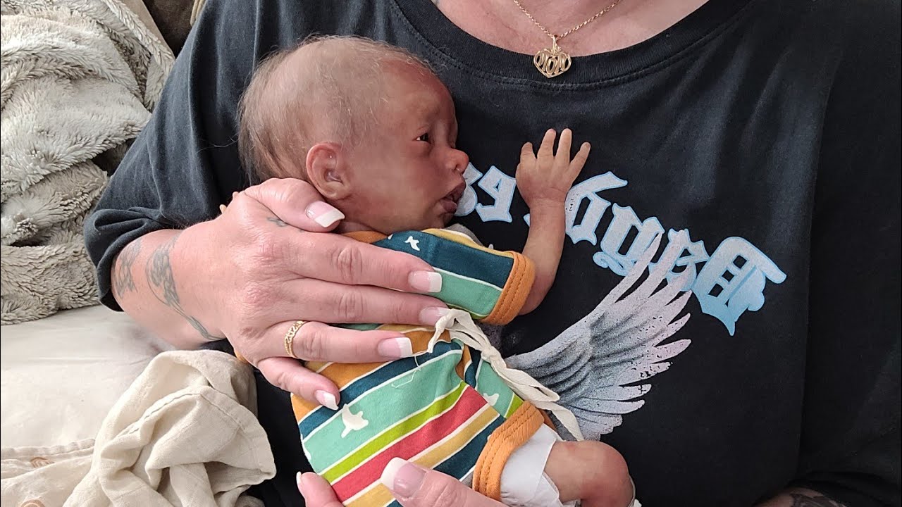 Кукла-реборн, родившаяся недоношенной, впервые получает бутылочку для кормления ~ Давайте пообщаемся