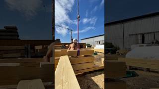 Stavba Dřevostavby Roubenky. Věžový Jeřáb V Akci . Řemeslo - Hrubá Stavba