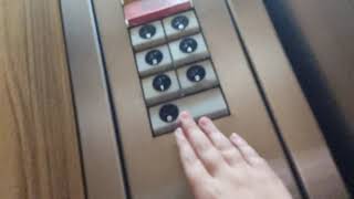Ascensor Otis Bitsa del 1981 en un edificio, Oviedo, España