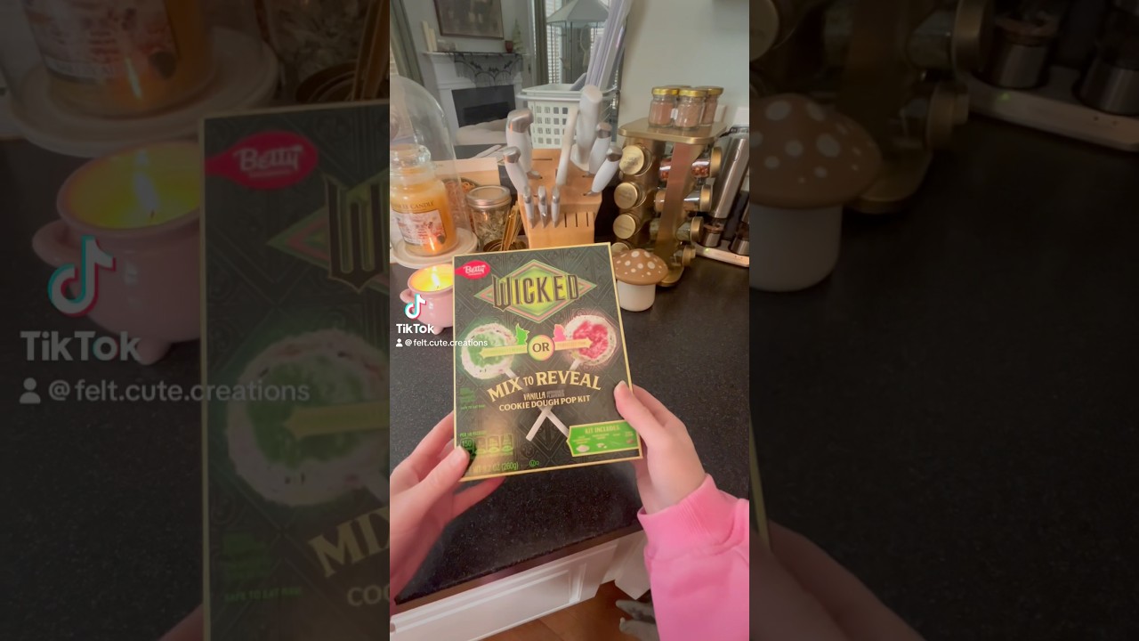 finally got my paws on the Wicked cookie dough pop mix! 🩷💚🩷💚 