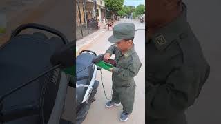 policía rebuscandose para la comida