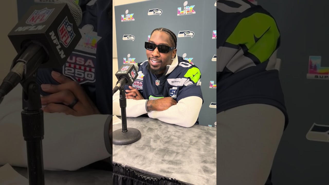 Звезда «Сиэтл Сихокс» отвечает на «самый большой вызов». Игроки «Нью-Ингленд Пэтриотс» позируют н...