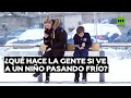 Un experimento muestra cómo reacciona la gente cuando ve a un niño pasando frío @RT Play en Español