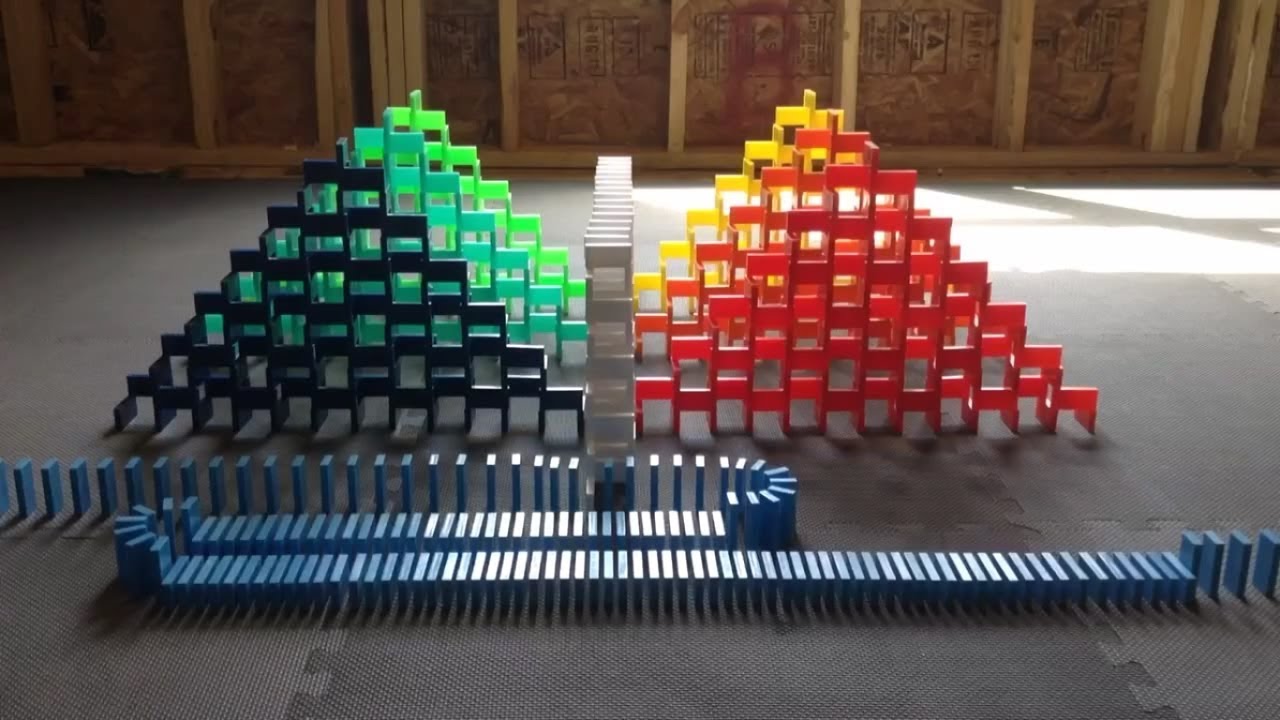 Механизм голдберга. Цепнаяиреакция из домино. Машина голдберга тимбилдинг. Макет машины голдберга. Машина голдберга икаренок.