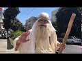 שלמה המלך מחפש את משיח בכיכר בתל אביב 