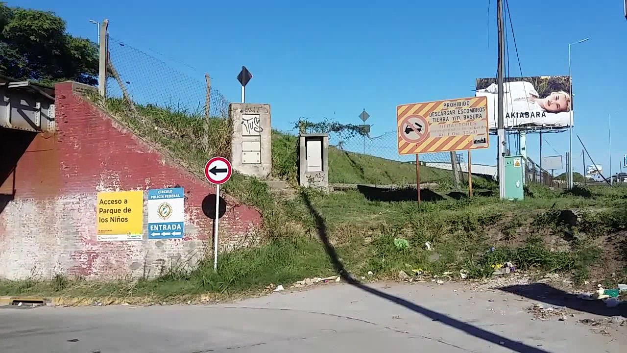 Canal JDB. Un desastre la entrada al Parque de los niños. tampa