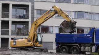 Komatsu PC210LC Loading MAN TGA 26.530 Truck With Dirt screenshot 5